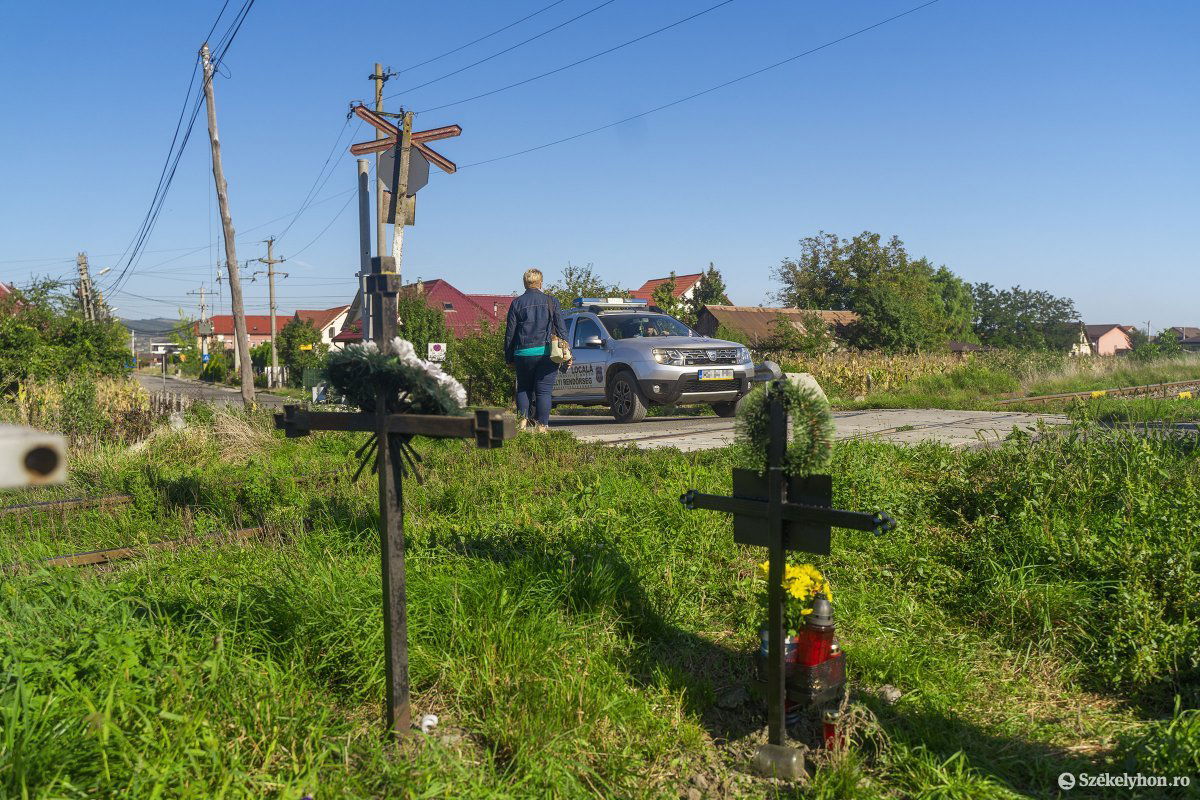 Keresztek és virágok emlékeztetnek a halálos kimenetelű balesetekre &bullet;  Fotó: Haáz Vince