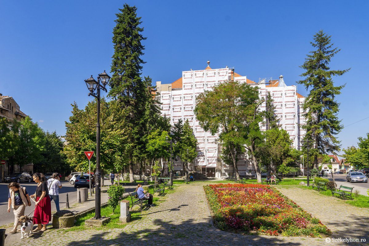Kissé elhanyagolt a Bolyai tér. Az iskola időközben megújult, most a tér kellene kövesse. Archív •  Fotó: Haáz Vince