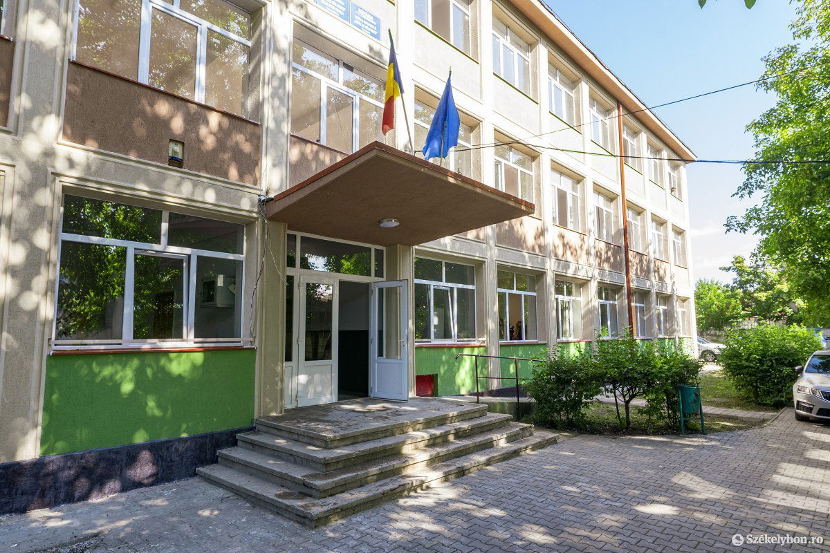 Teljesen ki van használva a Waldorf-iskolának is helyet adó Nicolae Bălcescu Általános Iskola épülete •  Fotó: Haáz Vince