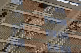 Töltőn hagyott elektromos roller okozott hatalmas tüzet egy tömbházban – videóval