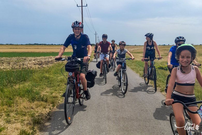 Közösen jó móka a biciklizés •  Fotó: Székely Máté