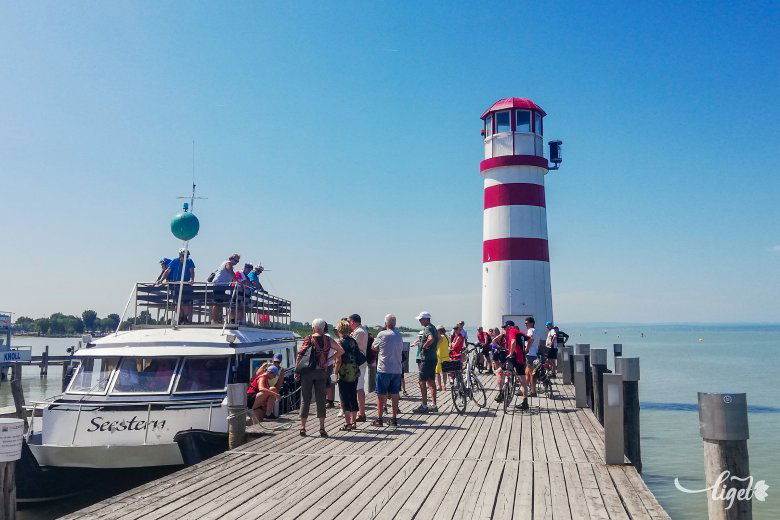 Világítótorony Pátfaluban és turistahajó •  Fotó: Székely Máté