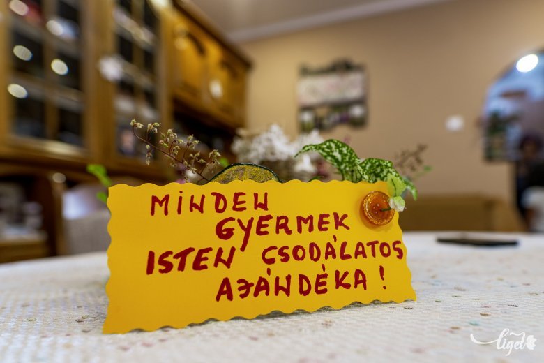 Ez a kis tábla fogad bennünket Marika dadus otthonában •  Fotó: Haáz Vince
