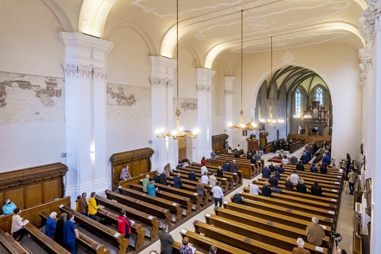 Mise, istentisztelet, körmenet, zarándoklat csak távolságtartással