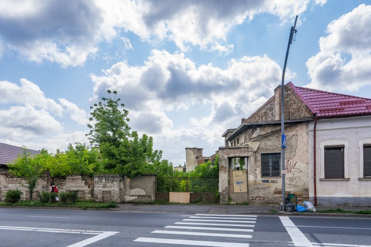 Bentlakást és sporttermet építtetne egy vállalkozó, ezeket pedig eladná a városnak