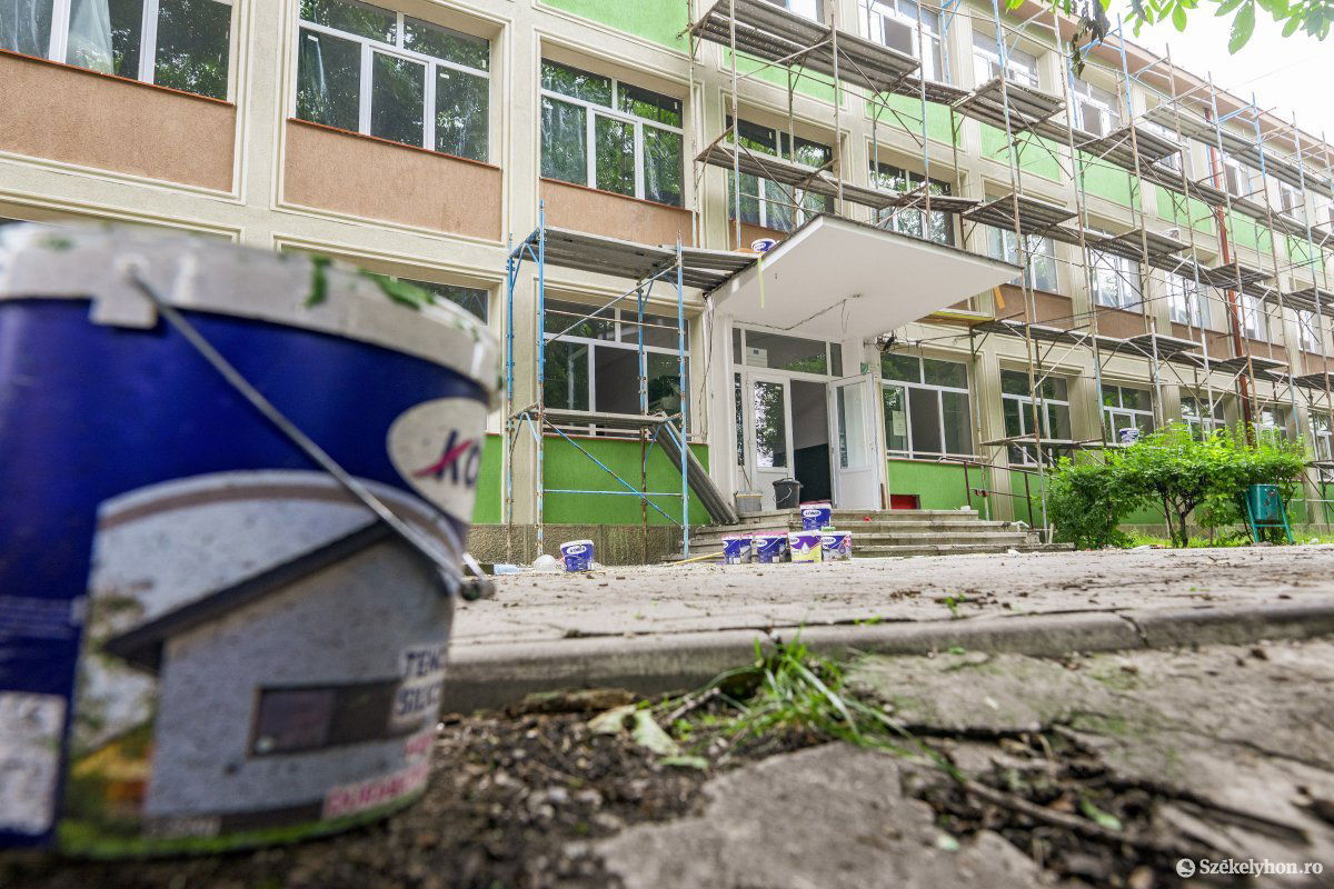 A még felújítás alatt álló iskolaépületek ezután kapják majd meg az egészségügyi igazgatóság működési engedélyét &bullet;  Fotó: Haáz Vince
