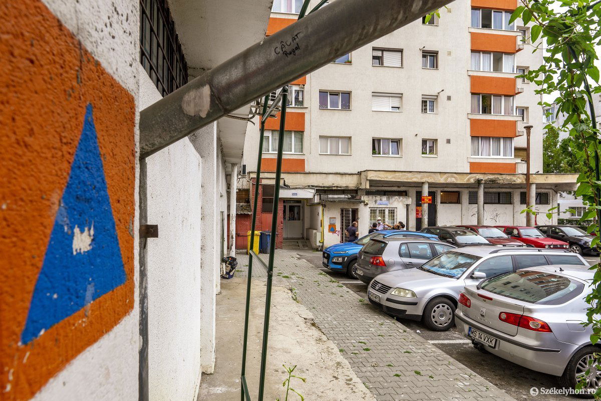 Kék háromszög, narancssárga négyzetben: csak légitámadások, háború vagy extrém időjárás esetén védenek a polgári védelem egyezményes jelével ellátott óvóhelyek. Vegyi támadások esetén nem használhatóak •  Fotó: Haáz Vince