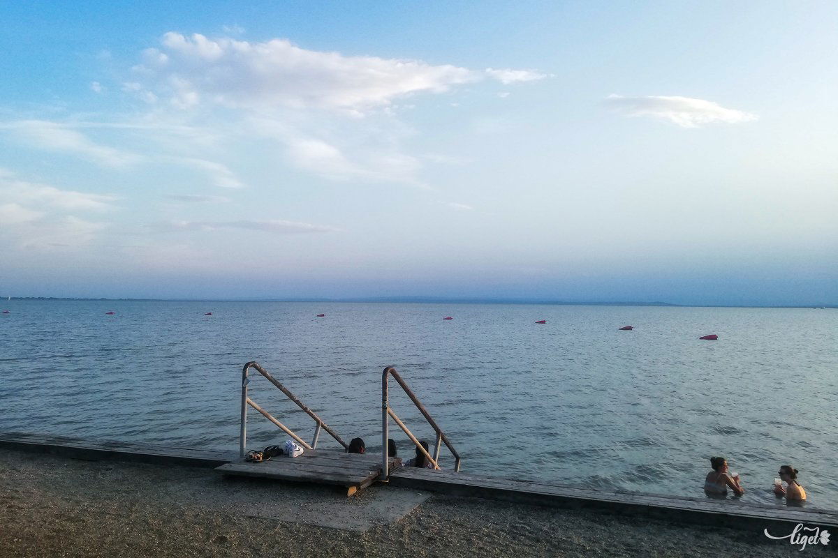 Kialakított strand Nezsiderben, borozni is lehet a szélén (s nemcsak) •  Fotó: Székely Máté