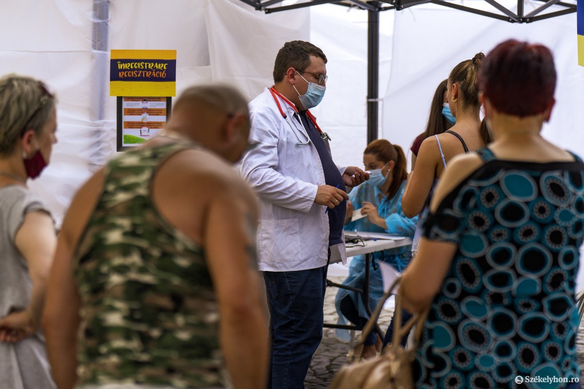 A tudósok azt ajánlják, hogy minél több ember szerezzen védettséget oltások révén. Ha a fertőzéstől nem is véd meg százszázalékosan a vakcina, a súlyos betegséggel szemben kiváló védettséget nyújt •  Fotó: Haáz Vince