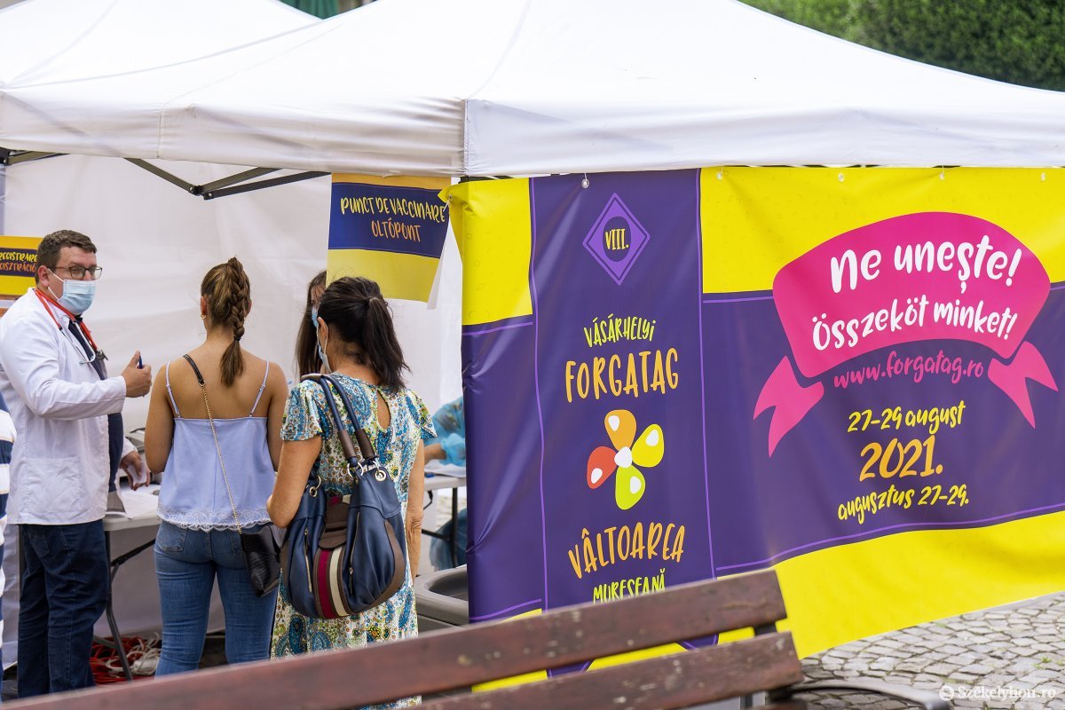 Volt aki a Forgatag miatt jelentkezett oltásra, de olyan is volt akinek éppen kézenfekvő volt, hogy a város központjában volt erre lehetőség &bullet;  Fotó: Haáz Vince