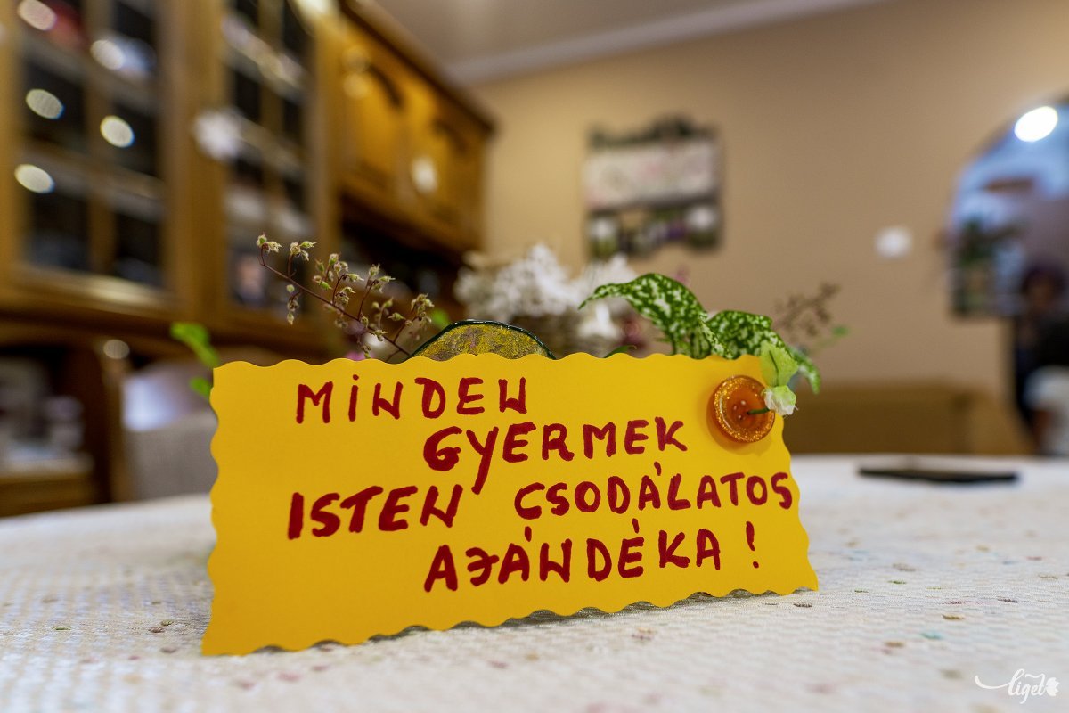 Ez a kis tábla fogad bennünket Marika dadus otthonában •  Fotó: Haáz Vince