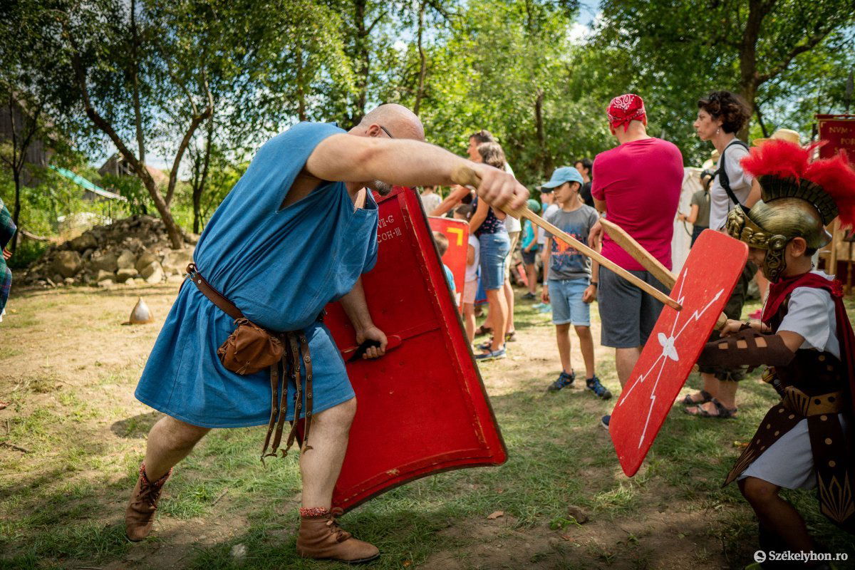 Bemutatták, hogyan kell használni a pajzsot •  Fotó: Rab Zoltán