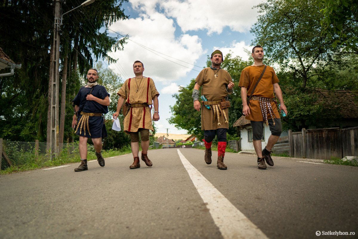 Római harcosok Mikháza utcáin •  Fotó: Rab Zoltán