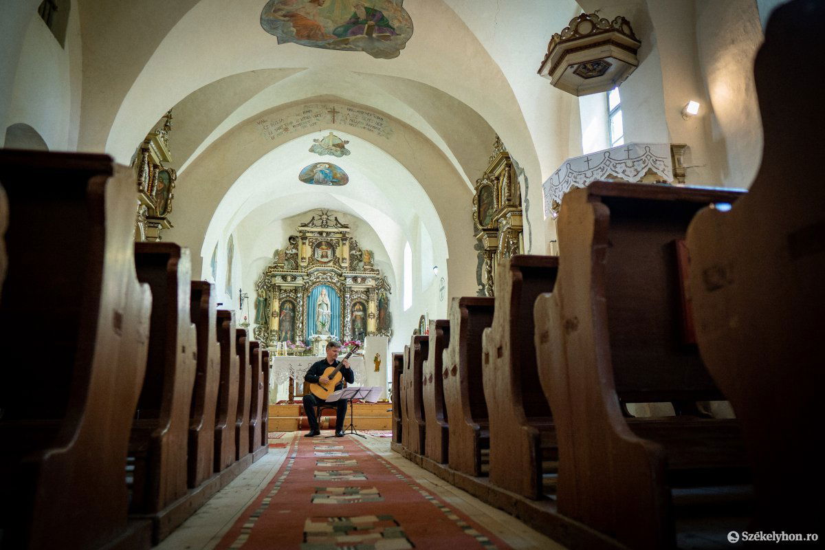 A kolostortemplomban klasszikus gitár szólt •  Fotó: Rab Zoltán