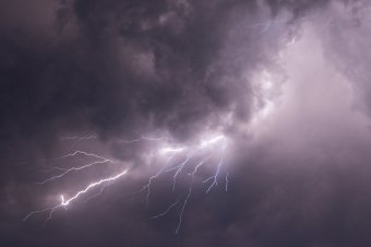 Zivatarokra, jégesőre figyelmeztetnek a meteorológusok, erdélyi megyék is érintettek