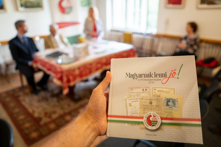 A százéves, himlő elleni oltási igazolvány és az egyszerűsített honosítás kapcsolata