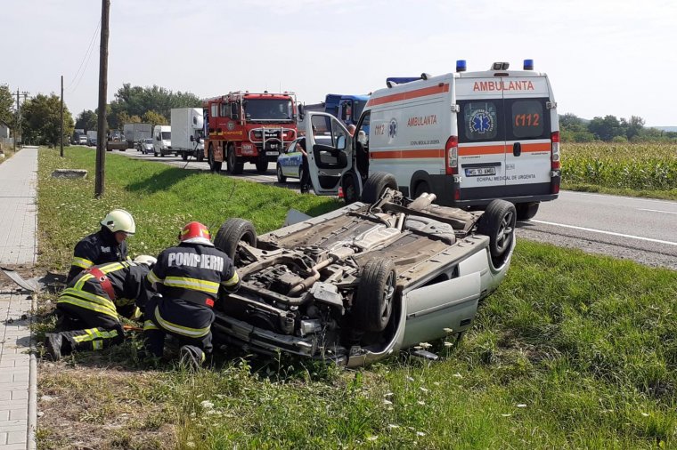 Az árokba borult egy autó Gernyeszeg és Körtvélyfája között