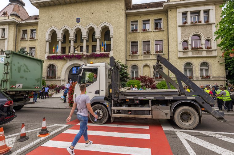 Szemeteskocsikkal is a városháza elé vonultak tiltakozni