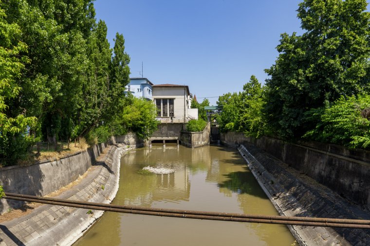 A turbinaárokba esett, a tűzoltók mentették ki