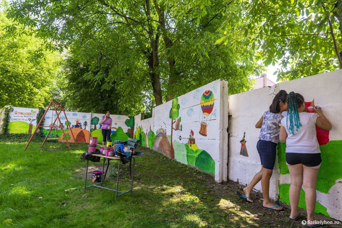 Szándékosan bogyós növényzetet ültettek, így öt-hatféle madárcsicsergést lehet hallani a Cinege óvoda udvarán &bullet;  Fotó: Haáz Vince