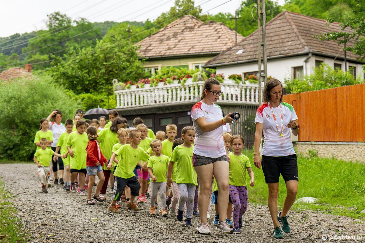 Szaladnak a kicsik is, hogy az utca elején fogadhassák a futókat •  Fotó: Haáz Vince