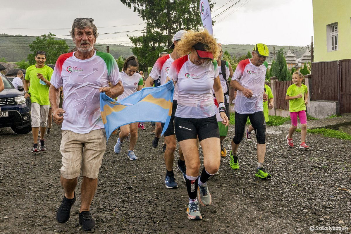 Bőrig ázva, boldogan futnak be a célba •  Fotó: Haáz Vince