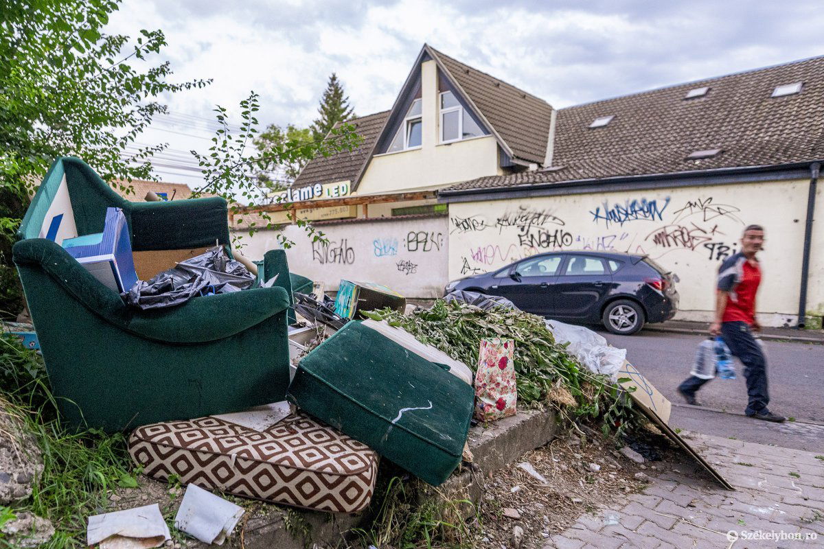 A kanapét nem tudják a kukába dobni, de már tárolni sem tudják a szűkös tömbházlakásokban, így az utcasarkon „tárolják” tovább •  Fotó: Haáz Vince