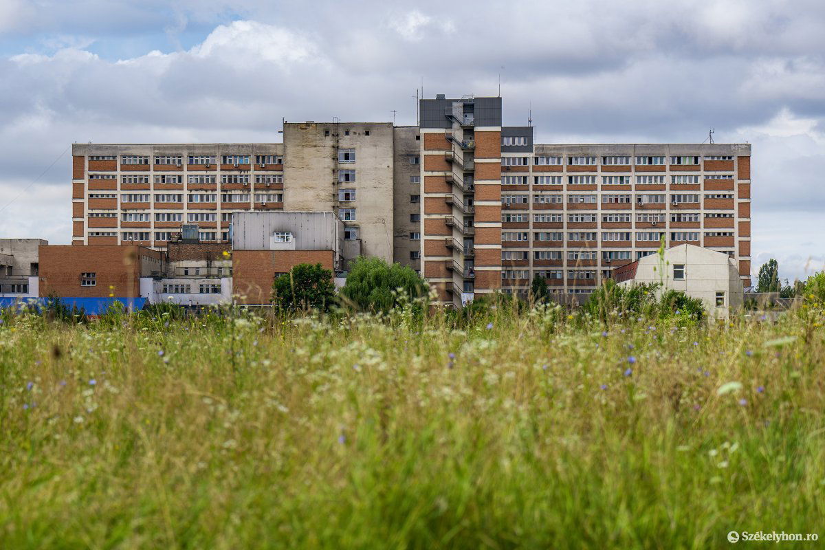 Összekötik a nagykórház épületével az új kórházszárnyat •  Fotó: Haáz Vince