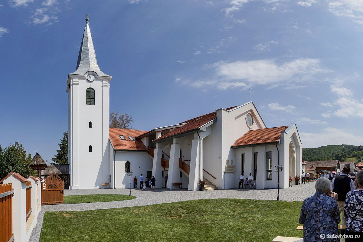 Csak a toronyrész a régi. Az új templomhajó duplájára bővült a mezőpaniti református templomban •  Fotó: Haáz Vince