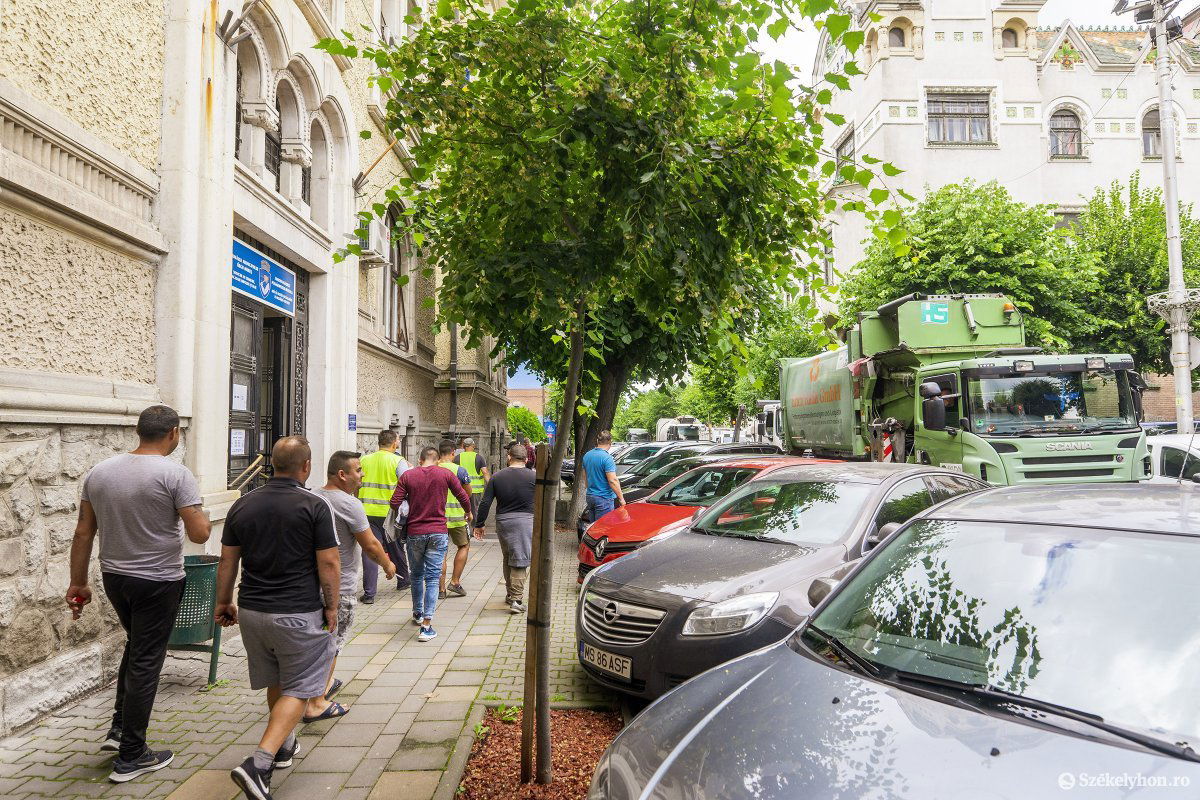 A szemeteskocsik és a munkások is a város központjába vonultak tiltakozni &bullet;  Fotó: Haáz Vince