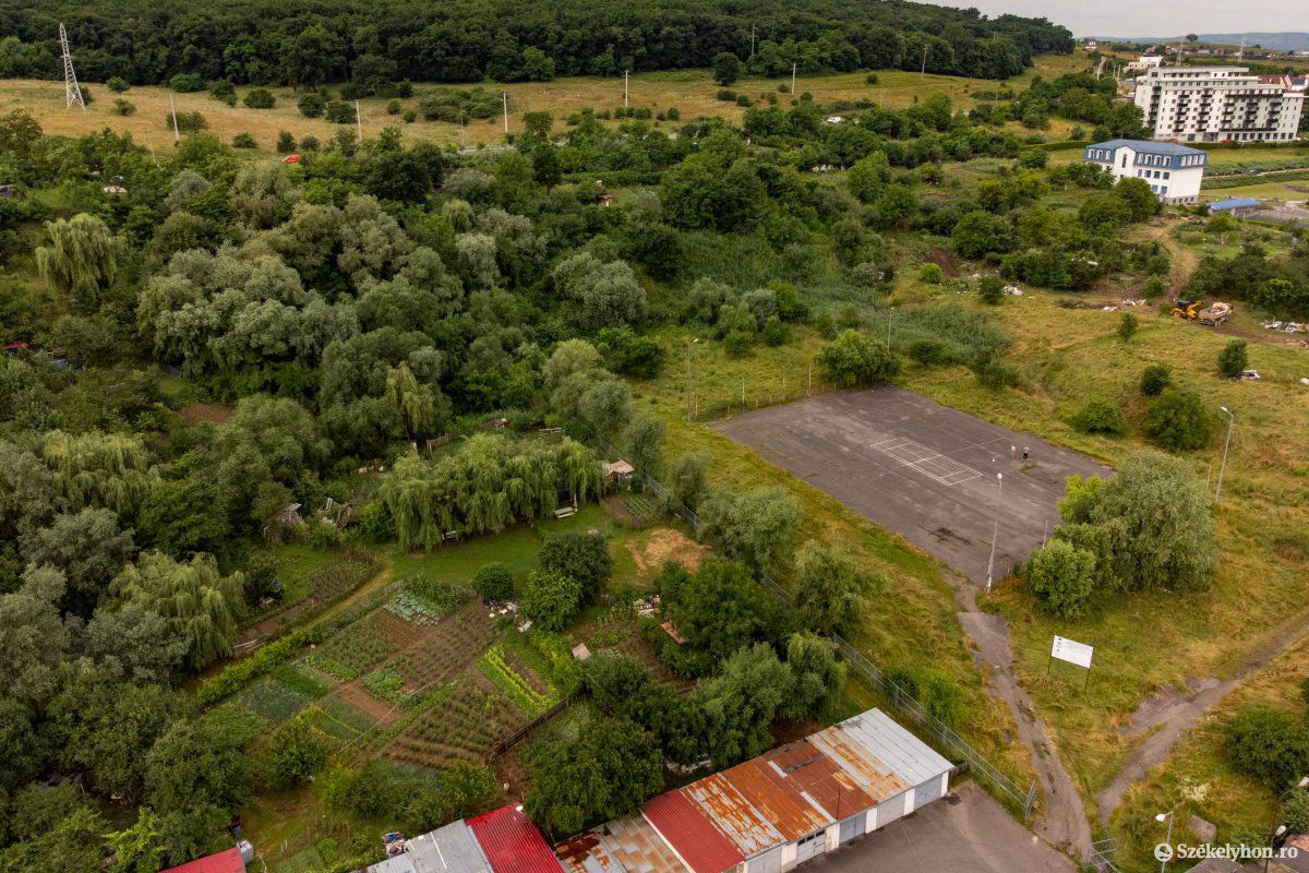 Számos tákolmányt is le kell bontani a szabadidős létesítmény kialakítása előtt •  Fotó: Rab Zoltán