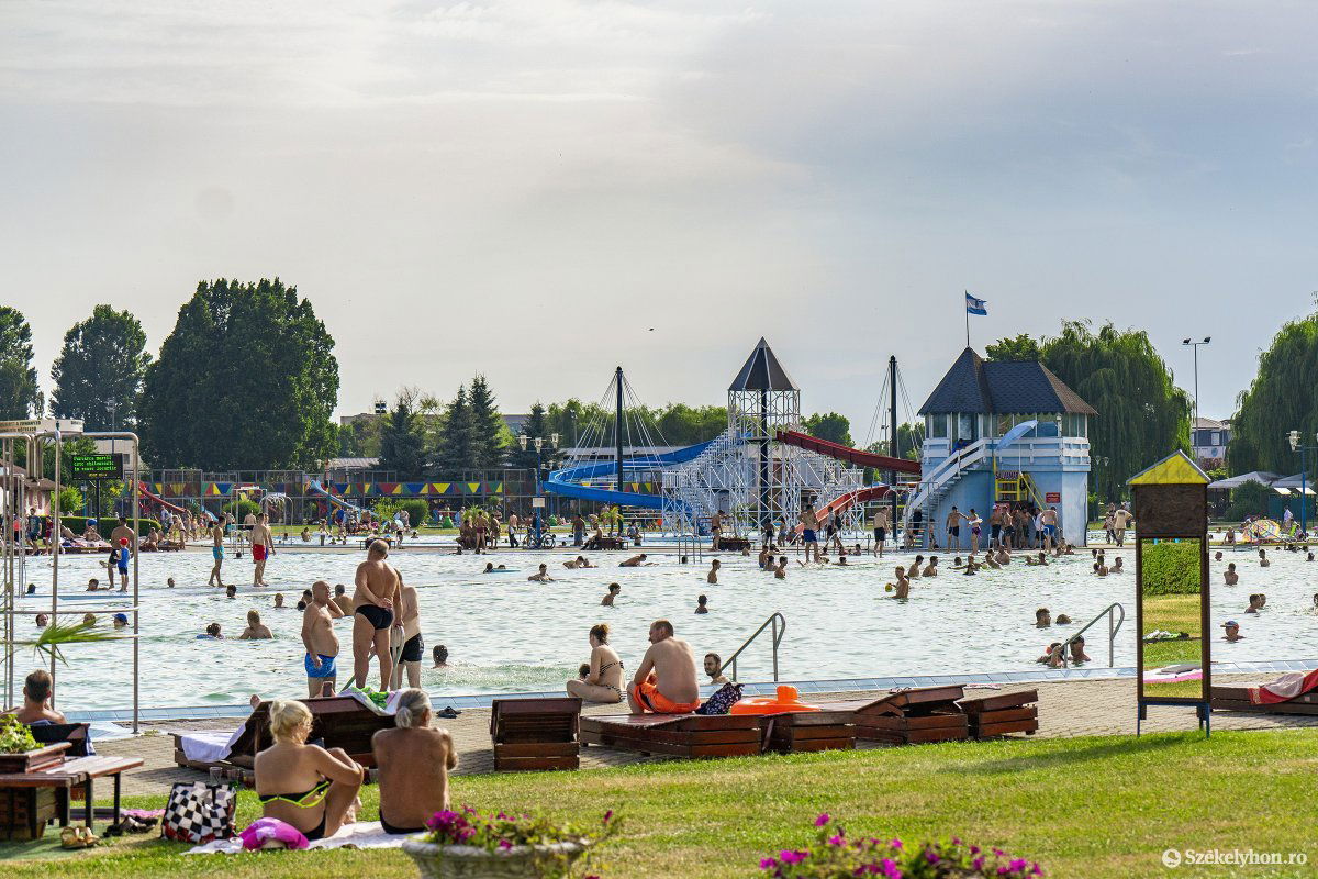 Az alpolgármester szerint a szabadidőközpont nem nézhet ki úgy, mint egy szegregációs tábor, ahol a strandolókat kerítéssel választják el azoktól, akik csak étkezni érkeznek •  Fotó: Haáz Vince