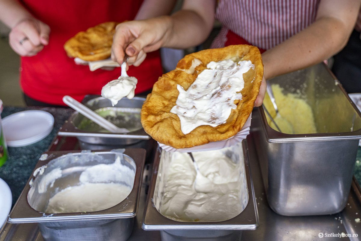 A lángos továbbra is nagy sláger minden turistaközpontban •  Fotó: Haáz Vince