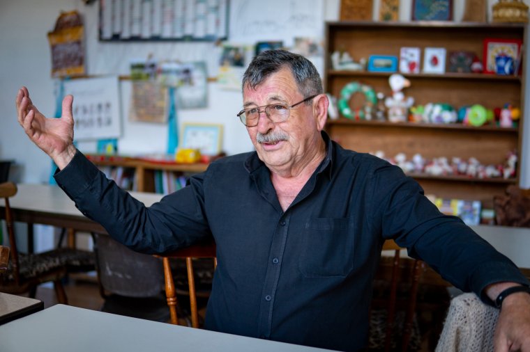 Embertársain segít a lelkész