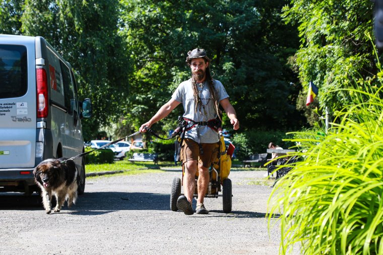 Gyalog tette meg kutyájával az adománygyűjtő 1300 kilométert