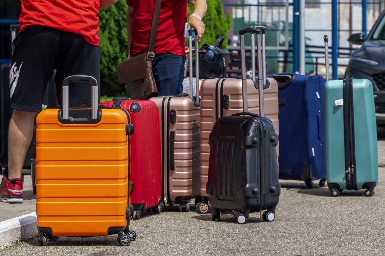 A Schiphol korlátozza az utasszámot, a British Airways felfüggesztette jegyeladásait a Heathrow-ról induló járataira