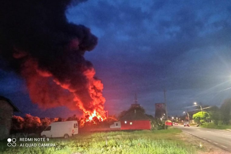 Több mint 13 órán át küzdöttek a gyulakutai bútorgyárnál felcsapott lángokkal