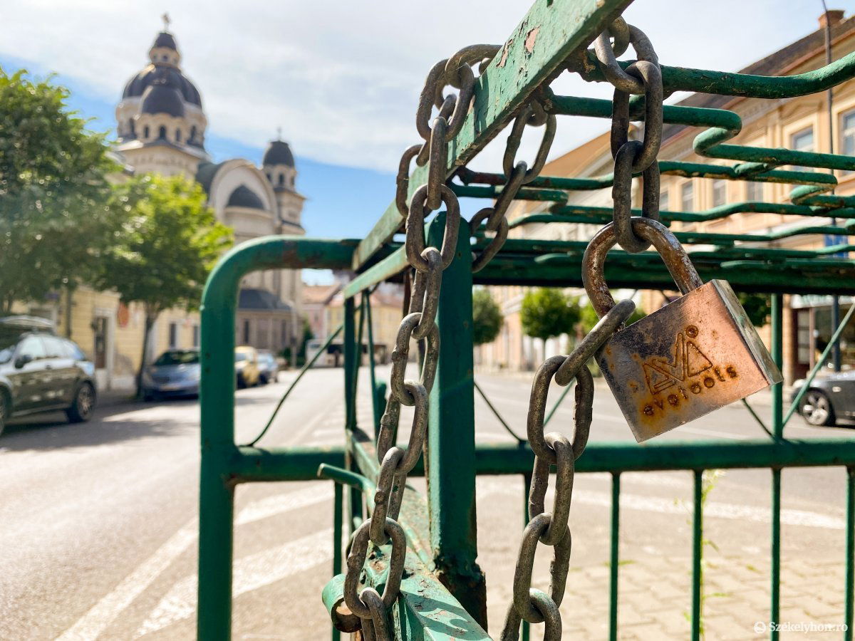 A Kultúrpalota szomszédságában és a Petőfi téren is lakat fogadja az illemhelyre igyekvőket •  Fotó: Rab Zoltán