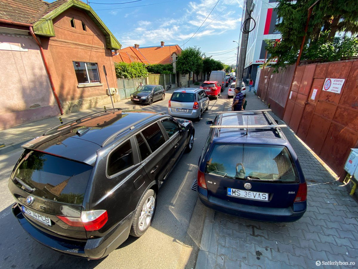 Megálljt parancsolnának. A szomszédoknak elegük lett abból, hogy a parkoló autók elzárják a kijáratot •  Fotó: Rab Zoltán