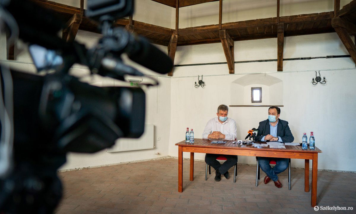 Soós Zoltán és Portik Vilmos. Szerényebb körülmények között, kétnaposra tervezik idén a Marosvásárhelyi Napokat •  Fotó: Rab Zoltán