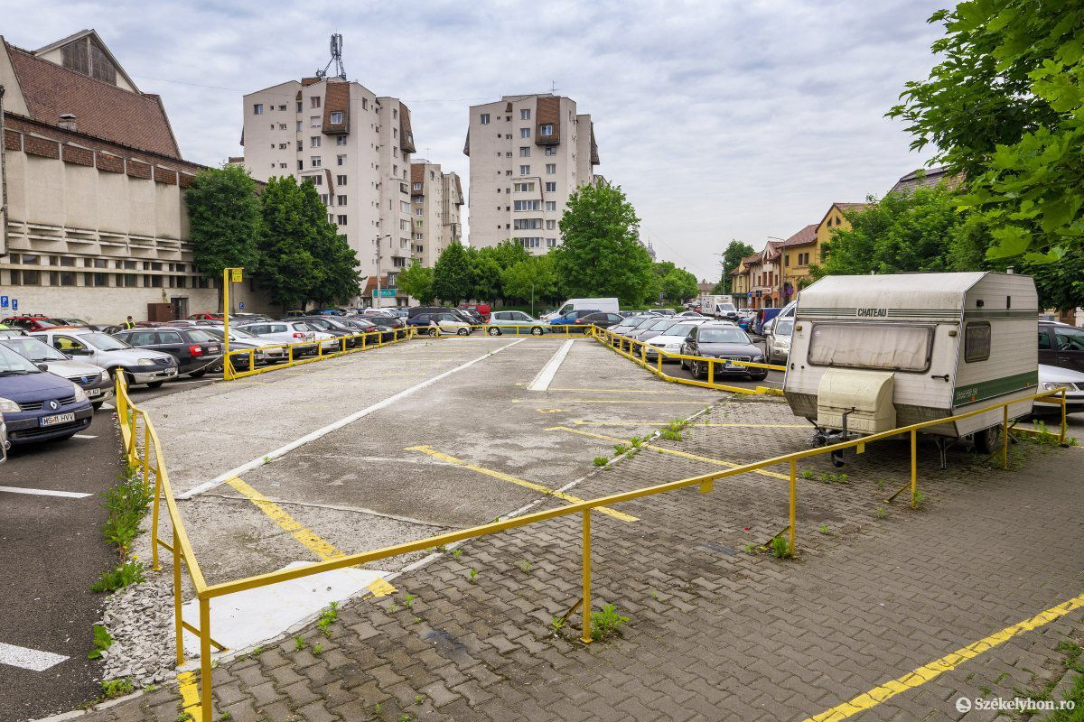 A magánterület el van kerítve, oda jelenleg nem lehet parkolni •  Fotó: Haáz Vince