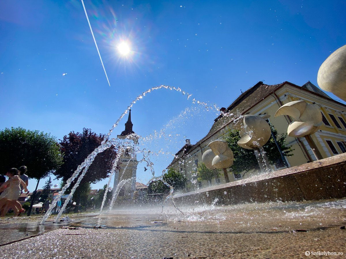 Gyerekek kedvencei. A nagy melegben jólesik a vízpára mellett hűsölni &bullet;  Fotó: Rab Zoltán