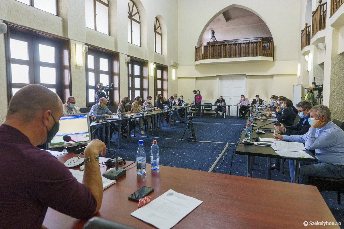 Kevés napirendi pont volt, így két óra alatt befejezték a tanácsülést &bullet;  Fotó: Haáz Vince