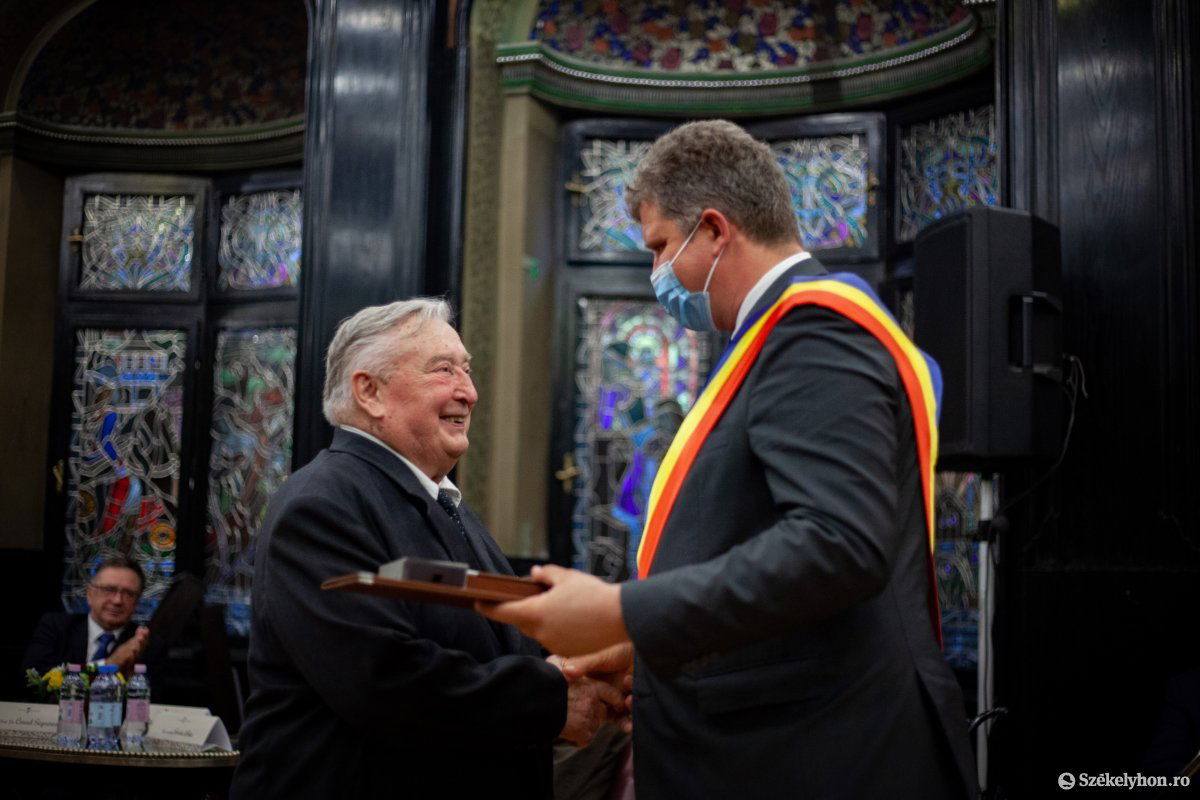 Pál-Antal Sándornak átadja a díjat Soós Zoltán polgármester &bullet;  Fotó: Rab Zoltán