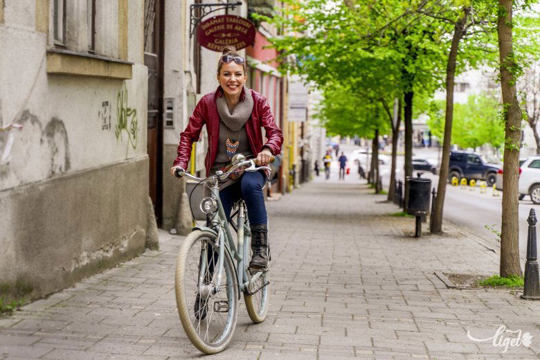 Koszorus Krisztina nem csak beszél a környezetvédelemről, tesz is érte. Például biciklivel közlekedik •  Fotó: Haáz Vince