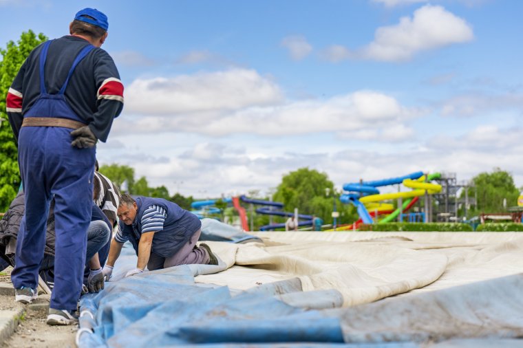 Helyére került a víkendtelepi sátortető