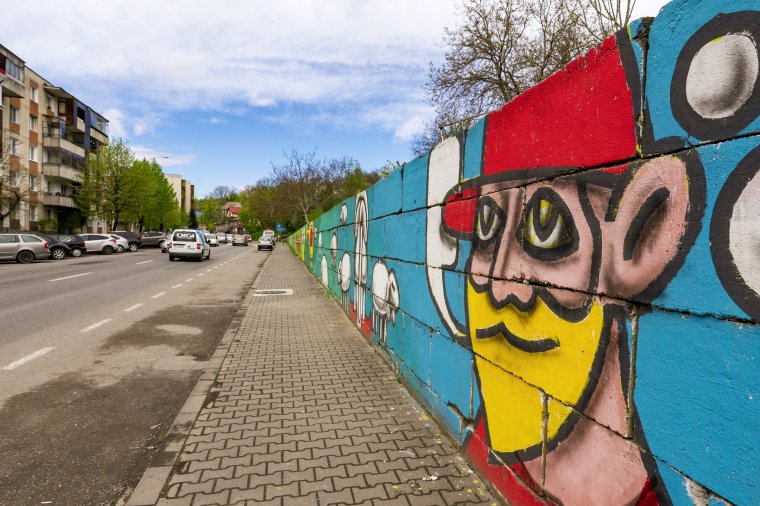 Színes utcaművészeti alkotásokat terveznek a szürke falakra