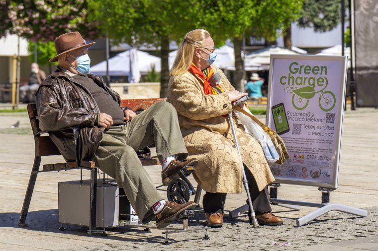 Buszra várva, tekerve tölteni a telefont