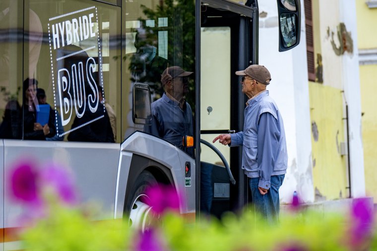 Megjelent egy hibrid autóbusz Marosvásárhelyen, de csak mutatóban