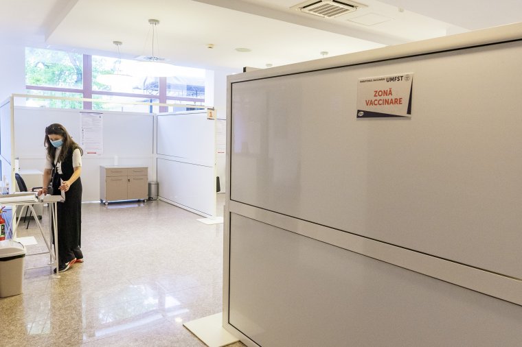 Hetvenkét órán át bárkit, előzetes programálas nélkül beoltanak